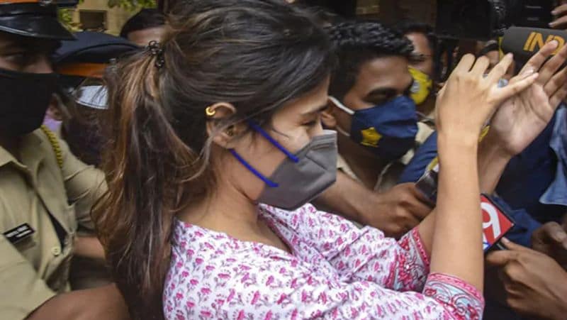 গত একবছর ধরে বলিউডে থেকে অনেক দূরে ছিলেন রিয়া চক্রবর্তী। খুন, মাদক এই সবের মূল পান্ডাই ছিলেন রিয়া। যার কারণে নেটদুনিয়ায় ব্যাপর রোষের মুখেও পড়েছিলেন নায়িকা।
