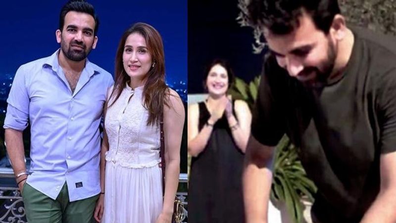 हाल ही में मुंबई इंडियंस की टीम ने जहीर खान का जन्मदिन सेलिब्रेट किया था और इस दौरान सागरिका घाटगे ब्लैक ड्रेस में अपना बेबी बंप झुपाती नजर आई थी।