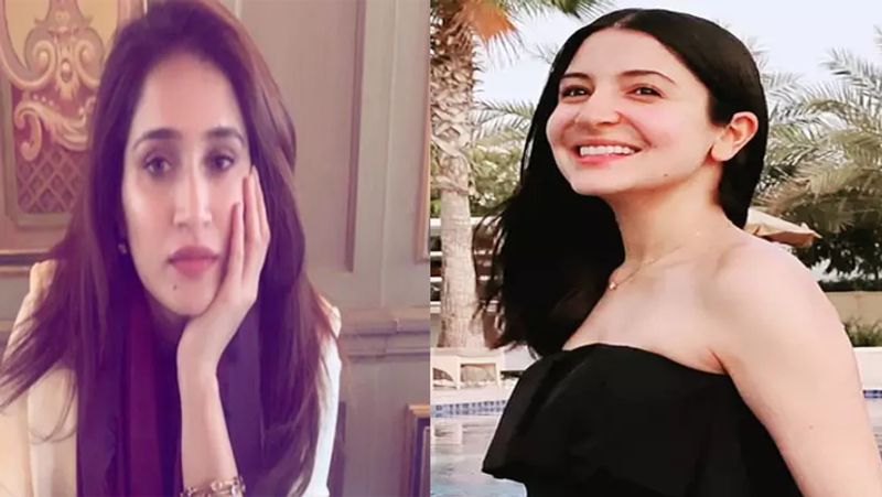 प्रेग्नेंसी में हार्मोंस में बदलते रहते है जिससे सीबम ग्लैंड ज्यादा ऑयल बनाने लगती हैं। वहीं, अधिक ब्लड वॉल्यूम भी स्कीन ऑयल को बढ़ा सकता है। इसकी कारण इस समय फेस पर ग्लो नजर आता है।