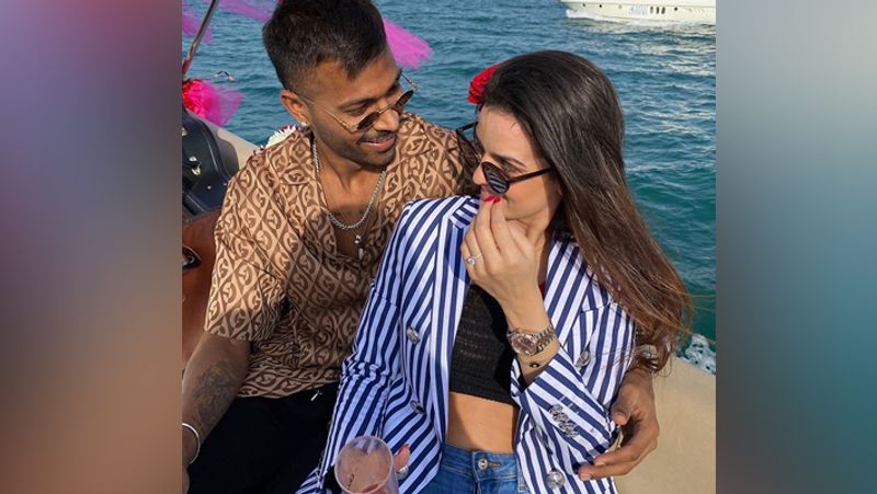 जन्मदिन पर नताशा ने पति हार्दिक पांड्या (Hardik Pandya) के लिए एक बेहद प्यारा सा इमोशनल लेटर लिखा था। उन्होंने लिखा, 'मेरे फेवरेट, मेरे सबसे अच्छे दोस्त और मेरे प्यार को बर्थडे की शुभकामनाएं। आप हमारे जीवन में इतना आनंद और खुशी लेकर आए, मैं आपके लिए और हमारे साथ बिताए हर पल के लिए आभारी हूं। जल्दी से वापस आओ और अगस्त्य के साथ भी खास पल बिताओ। तुम्हें दुनिया की हर खुशी मिले।'