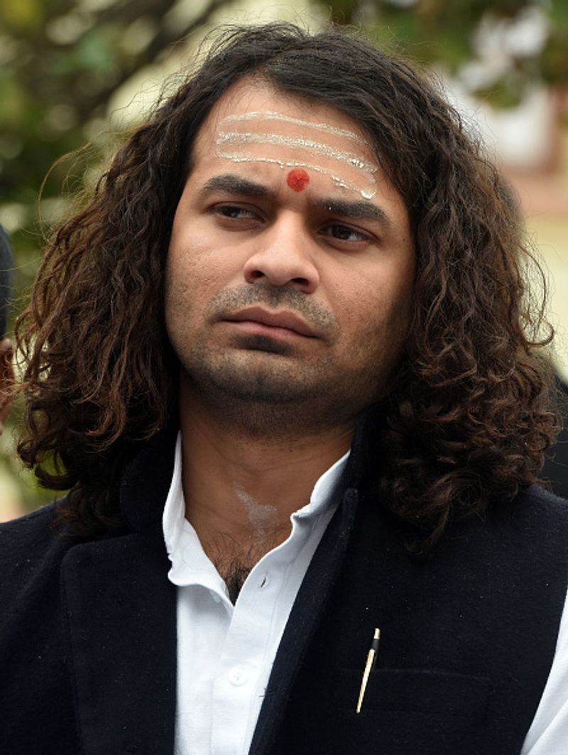 एक मामला आर्म्स एक्ट का चल रहा है। बाकी बचे दो मामलों में से एक तो उनका तलाक का है। इसमें एक मामला डोमेस्टिक वॉयलेंस यानी घरेलू हिंसा का भी है।