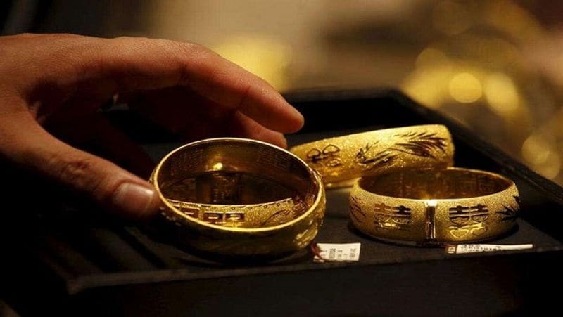 ऑनलाइन खरीदने पर छूट
अगर आप गोल्ड बॉन्ड ऑनलाइन खरीदते हैं तो हर ग्राम पर 50 रुपए की छूट मिलेगी। ऑनलाइन इन्वेस्टर्स के लिए इश्यू प्राइस 5,001 रुपए प्रति ग्राम यानी 50,010 प्रति 10 ग्राम होगी। इन्वेस्टमेंट एक्सपर्ट्स का मानना है कि फेस्टिव सीजन के पहले सस्ता सोना खरीदने का यह अच्छा मौका है।
(फाइल फोटो)