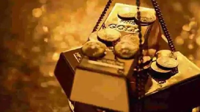 मिलता है अतिरिक्त ब्याज
इस गोल्ड बॉन्ड की सबसे बड़ी खासियत यह है कि इसमें सोने की कीमतों में बढ़ोत्तरी के अलावा 2.5 फीसदी की दर से अतिरिक्त ब्याज भी मिलता है। मेच्योरिटी पर यह टैक्स फ्री होता है। इसमें एक्सपेंस रेश्यो कुछ भी नहीं है। भारत सरकार से समर्थित होने से इसमें डिफॉल्ट का रिस्क भी नहीं होता है।
(फाइल फोटो)