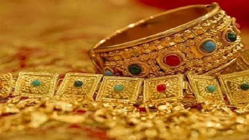 क्या है सॉवरेन गोल्ड बॉन्ड
सॉवरेन गोल्ड बॉन्ड में निवेशक को फिजिकल रूप में नहीं, बल्कि बॉन्ड के रूप में सोना मिलता है। यह फिजिकल गोल्ड की तुलना में ज्यादा सुरक्षित है। जहां तक शुद्धता की बात है, तो इलेक्ट्रॉनिक रूप में होने के कारण इसकी शुद्धता पर कोई संदेह नहीं किया जा सकता। इस पर 3 साल के बाद लॉन्ग टर्म कैपिटल गेन टैक्स लगेगा, वहीं मेच्योरिटी तक रखने पर कैपिटल गेन टैक्स नहीं लगेगा। इसे 5 साल के बाद कभी भी भुनाया जा सकता है।
(फाइल फोटो)
