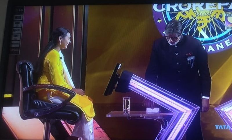जब अमिताभ बच्चन ने कोमल से 25 लाख के लिए कारगिल से जुड़ा सवाल पूछा...सवाल - 1990 के कारगिल युद्ध के दौरान भारतीय नौसेना द्वारा चलाए गए ऑपरेशन का कोडनेम क्या था? इसके लिए चार ऑप्शन दिए गए- A. ऑपरेशन तलवार B. ऑपरेशन कटार C. ऑपरेशन कृपाण D. ऑपरेशन ढ़ाल। कोमल इस सवाल पर फंस गई और सही उत्तर नहीं दे पाई। कोई रिस्क नहीं लेते हुए वो गेम से क्विट करने का डिसीजन लिया। हालांकि बाद में बिग बी ने बताया- इसका सही जवाब A. ऑपरेशन तलवार है।