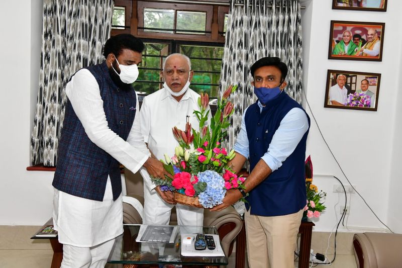 Minister Sriramulu Meets Karnataka CM BS Yediyurappa snr