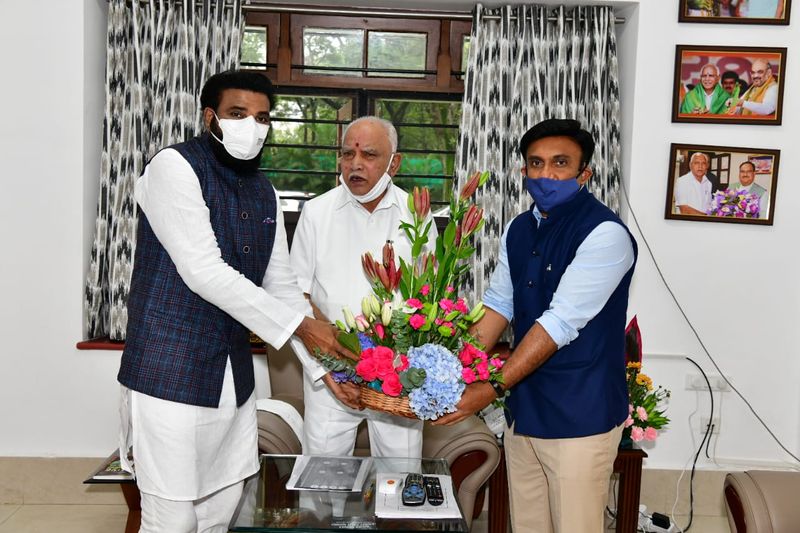 Minister Sriramulu Meets Karnataka CM BS Yediyurappa snr