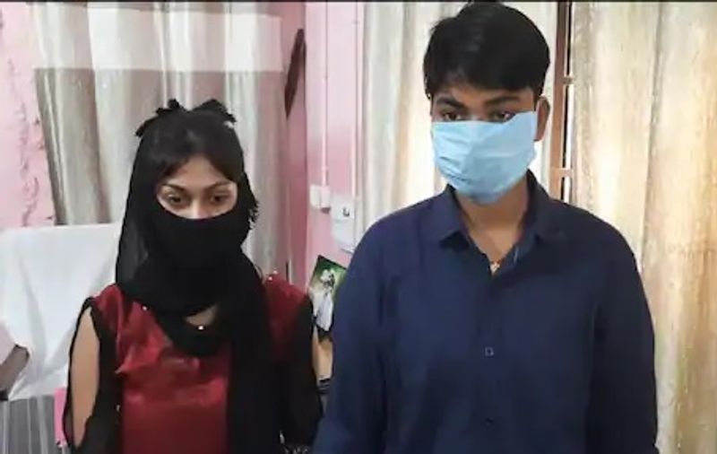 प्रेमिका के परिवार वालों ने बेटी के बढ़ी होने पर उसकी शादी कहीं और तय कर दी। जानकारी होने पर 6 अक्टूबर को दोनों घर से कॉलेज के बहाने निकलीं और बस पकड़ कर फरार हो गईं। 