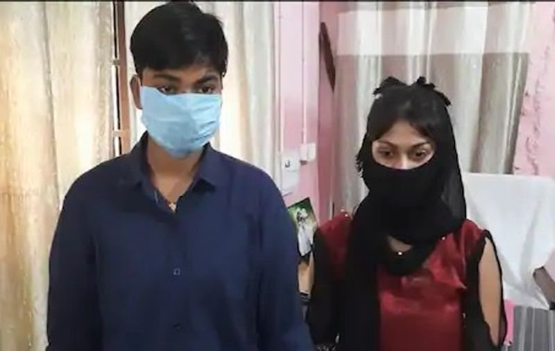 सदर थाना के गोबरसही की दो लड़कियां 10वीं कक्षा से ही साथ में पढ़ती आ रही थीं। दोनों में गहरी दोस्ती थी। उन्होंने इंटरमीडिएट और ग्रेजुएशन में एक साथ एक कॉलेज में एडमिशन कराया।
