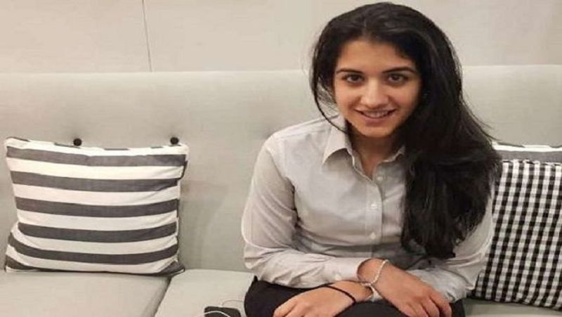 राधिका मर्चेंट बेहद सिंपल तरीके से रहती हैं। इस तस्वीर में वे बेहद मासूम दिख रही हैं। 