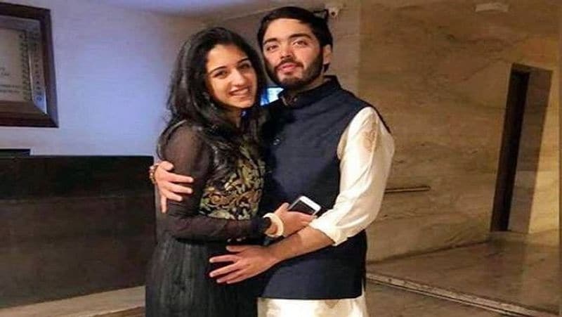 अनंत अंबानी के साथ राधिका मर्चेंट की एक रोमांटिक तस्वीर। दोनों अक्सर साथ-साथ देखे जाते हैं। 