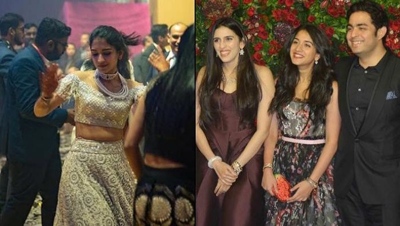 अंबानी फैमिली में शादी के मौके पर आकाश अंबानी और श्लोका मेहता के साथ राधिका मर्चेंट। एक तस्वीर में वे डांस करती दिख रही हैं। 