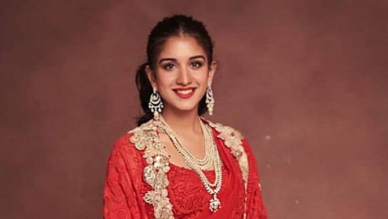 राधिका मर्चेंट की यह तस्वीर फैशन मैगजीन 'वोग' (Vogue) के लिए ली गई थी। इस तस्वीर में राधिका मर्चेंट बेहद मासूम दिख रही हैं। 