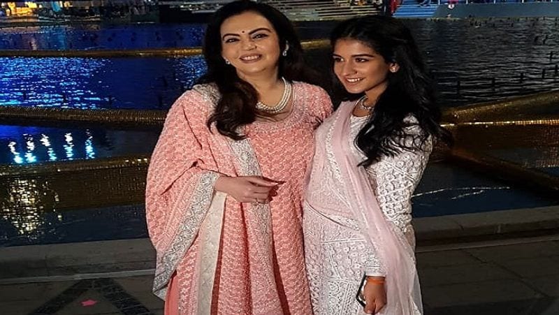नीता अंबानी अपनी होने वाली बहू राधिका मर्चेंट को बेटी की तरह मानती हैं। यह तस्वीर उनके घर 'एंटीलिया' के स्विमिंग पूल के पास की है। 