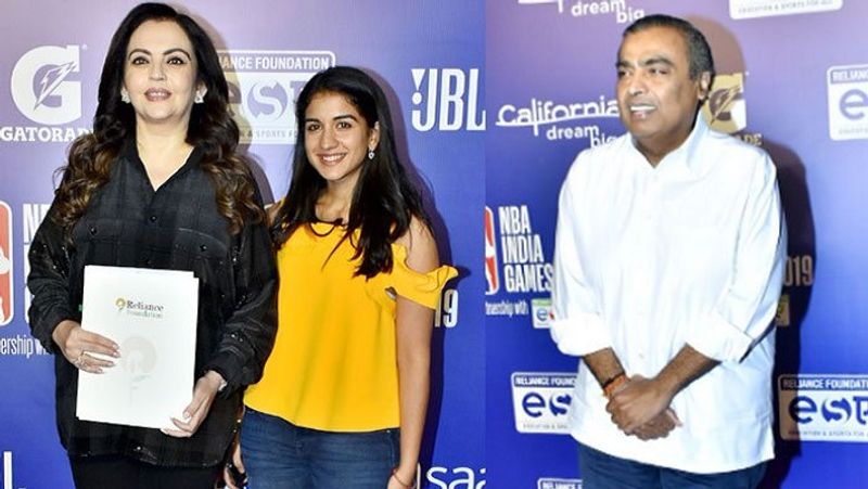 रिलांयस फाउंडेशन (Reliance Foundation) के एक कार्यक्रम में मुकेश अंबानी और नीता अंबानी के साथ राधिका मर्चेंट। नीता अंबानी रिलायंस फाउंडेशन की चेयरपर्सन हैं। 