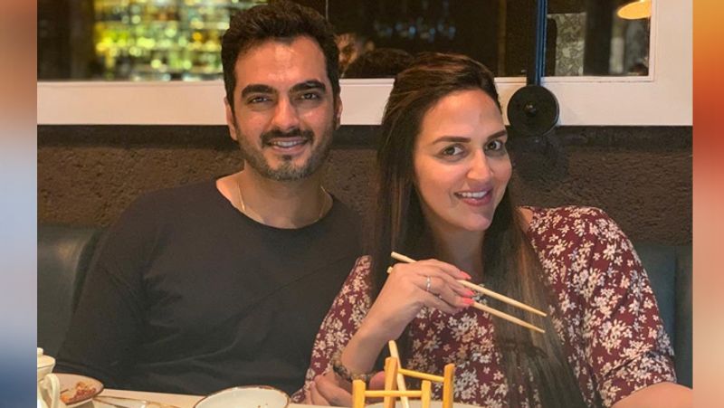 दूसरी शादी के साथ-साथ ईशा की गोदभराई की रस्में भी इस्कॉन मंदिर में की गई। फंक्शन में मौजूद सभी फैमिली मेंबर्स ने ईशा और भरत को तेल-कुमकुम लगाकर आने वाले बच्चे के लिए शुभकामनाएं दी थी।