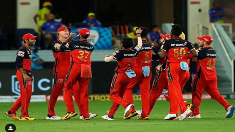 सोमवार रात शारजाह में विराट कोहली की टीम आरसीबी (Royal Challengers Bangalore) ने कोलकाता नाइट राइडर्स (KKR) को 82 रनों से करारी शिकस्त दी। टीम के स्टार स्पिनर युजवेंद्र चहल भी शानदार परफॉर्मेंस दे रहे हैं। उन्होंने केकेआर के खिलाफ 4 ओवरों में महज 12 रन देकर 1 विकेट भी झटका।