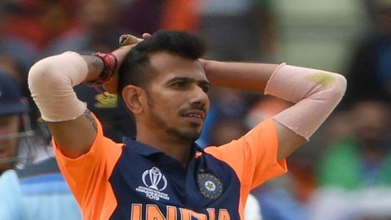 इस बीच धनाश्री के मंगेतर और आरसीबी के स्टार स्पिनर चहल से एक पल की दूरी भी बर्दाश्त नहीं हो पा रही है। एक - एक दिन धनाश्री के बिना वह बड़ी मुश्किल से काट रहे हैं। ये हम नहीं बल्कि चहल खुद अपने इंस्टाग्राम के जरिए बता रहे हैं।