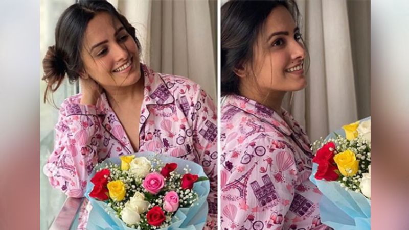 एक अन्य फोटो में अनीता नाइट सूट में दिखाई दे रही हैं। ये लूज नाइट सूट उनके बेबी बंप को हाईलाइट होने से बचाता रहा। इससे उनके प्रेग्नेंट होने की बात को कन्फर्म करना भी मुश्किल ही रहा।
