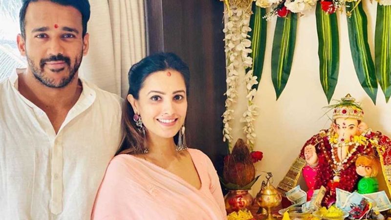 आपको बता दे कि गणेशोत्सव के दौरान ये कयास लगाए जा रहे थे कि अनीता मां बनने वाली हैं, लेकिन इस खबर के लेकर उन्होंने कोई ऑफिशियल घोषणा नहीं की थी। इन फोटोज को शेयर करते हुए उन्होंने लिखा- चार बार मैं अपना बेबी बंप छुपाने में कामयाब रही और आप सभी को बेवकूफ बनाया।