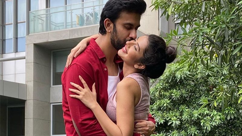 इन तस्वीरों में दोनों डॉगी के साथ गार्डन में घूमने निकले होते हैं और घूमते-घूमते दोनों रोमांटिक हो जाते हैं। ऐसे में राजीव पत्नी चारू को कसकर बाहों में भर लेते हैं और उन्हें kiss कर लेते हैं। इनकी इन फोटोज को फैंस काफी पसंद कर रहे हैं। 