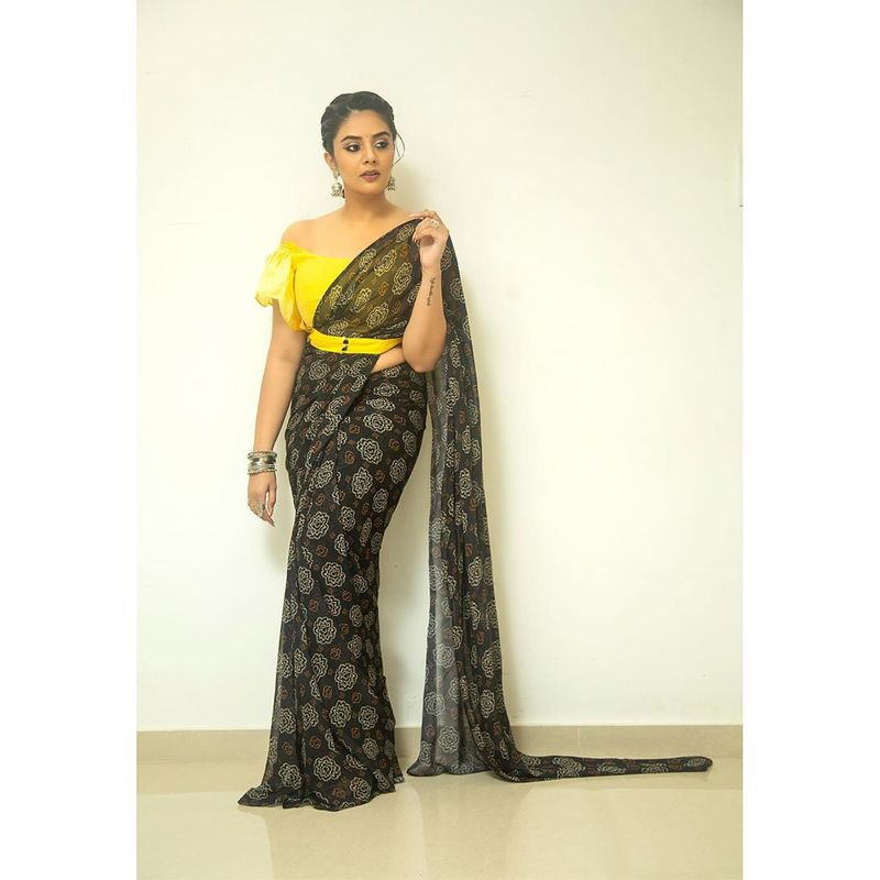 srimukhi open up another glamoures angle photos viral arj
