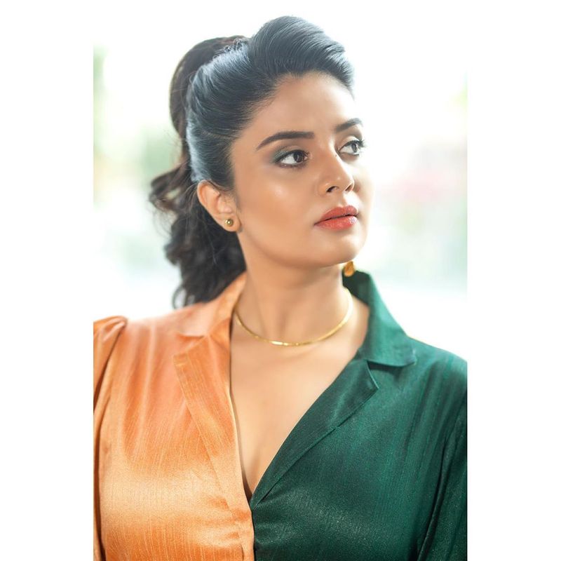 srimukhi open up another glamoures angle photos viral arj