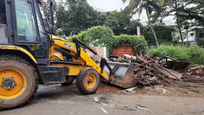 pwd department demolished encroachment in alappuzha pwd department demolished encroachment in alappuzha