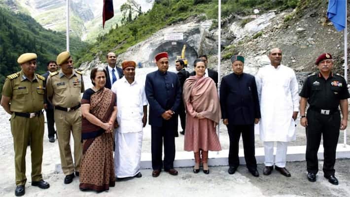 Congress filed a police complaint after Sonia Gandhi's name was removed from the foundation stone of the 'Atal Tunnel' tunnel Congress filed a police complaint after Sonia Gandhi's name was removed from the foundation stone of the 'Atal Tunnel' tunnel