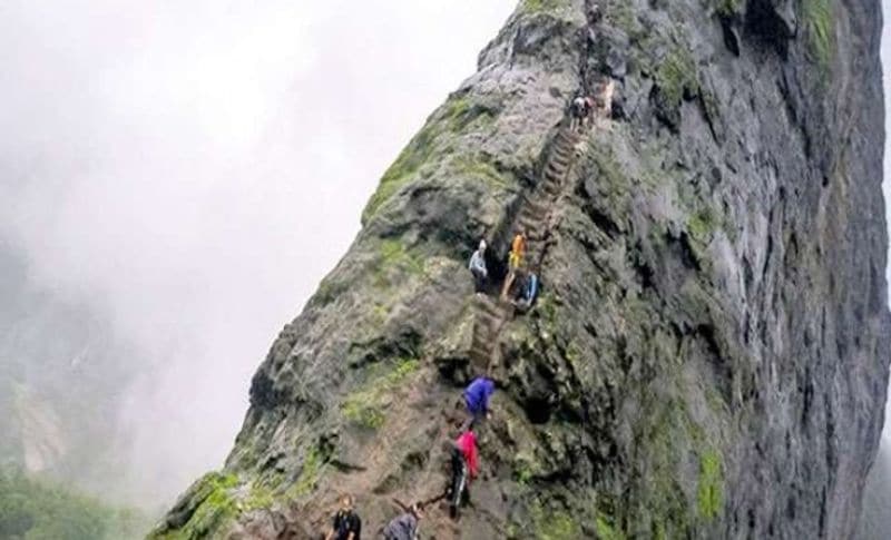 बता दें कि हर्षगढ़ किला जमीन से 170 मीटर की ऊंचाई पर बना हुआ है। जिसमें किला दो तरफ से 90 डिग्री सीधा और तीसरी तरफ 75 की डिग्री पर स्थित है। यहां पर चढ़ने के लिए एक मीटर चौड़ी 117 सीढ़ियां बनी हैं। ट्रैक चिमनी स्टाइल में है, लगभग 50 सीढ़ियां चढ़ने के बाद मुख्य द्वार आता है।