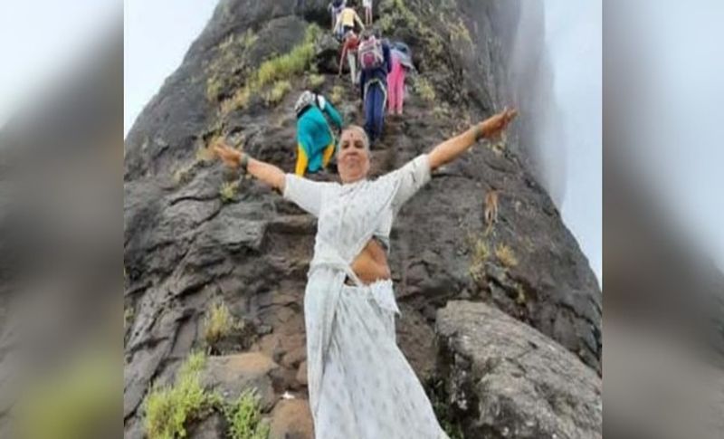 जैसे ही आशा अम्बाड़े इस खतरनाक ट्रैक के टॉप पर पहुंची तो लोग उनको देखते ही ताली बजाने लगे। वहीं कुछ लोगों ने उनके हौंसले की सराहना करते हुए सालाम किया। महिला ने ट्रैक पर पहुंचे ते ही भोले नाथ के मंदिर में दर्शन किए और 'शिवाजी महाराज की जय' का नारा लगाया। बता दें कि उनके साथ में इस यात्रा पर उनके परिवार के कुछ मेंबर और पोते भी थे। 