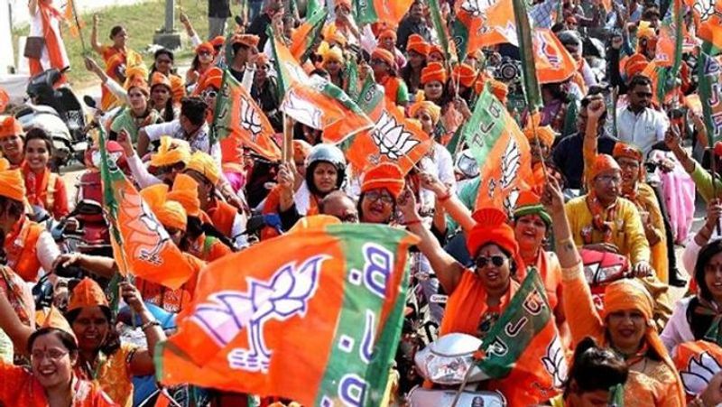 बीजेपी के 2 मंत्री भी लड़ रहे चुनाव
दूसरे चरण बीजेपी कोटे से दो मंत्री पटना साहिब से नंदकिशोर यादव और मधुबन से राणा रणधीर चुनावी मैदान में चुनाव मैदान में हैं, जबकि सीवान से पूर्व सांसद ओम प्रकाश यादव पहली बार विधायक का चुनाव से लड़ेंगे। वहीं, पूर्व मंत्री नीतीश मिश्रा झंझारपुर से चुनावी मैदान में होंगे।
(प्रतीकात्मक फोटो)