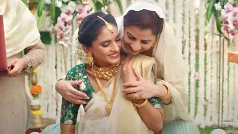 बता दें कि विज्ञापन रिलीज होने के बाद सोशल मीडिया यूजर्स ने सवाल उठाया कि बिना किसी धर्म या जाति के कोई ऐड क्यों नहीं बनाया जा सकता? कई यूजर्स ने तो ये भी कहा कि तनिष्क अपने विज्ञापन में एकत्वम की आड़ में लव-जिहाद को बढ़ावा दे रहा है। 