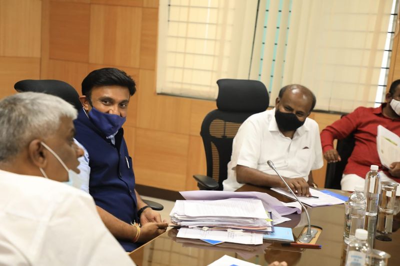 HD Kumaraswamy Meets Minister Dr Sudhakar over rajeev gandhi VV In Ramanagara rbj