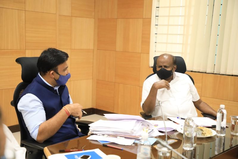 HD Kumaraswamy Meets Minister Dr Sudhakar over rajeev gandhi VV In Ramanagara rbj