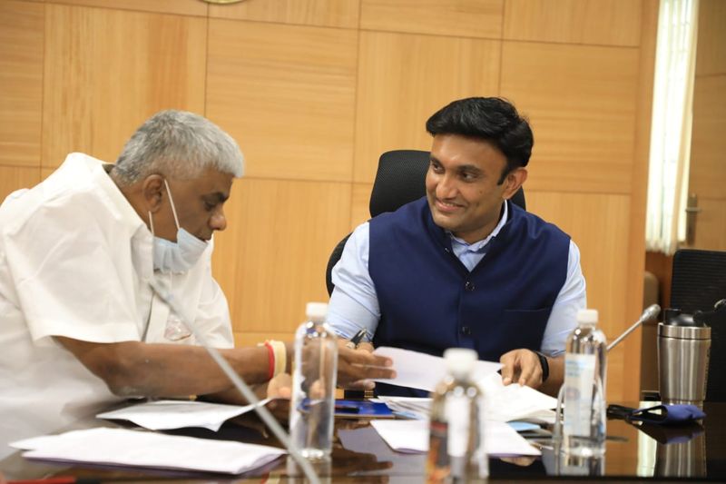 HD Kumaraswamy Meets Minister Dr Sudhakar over rajeev gandhi VV In Ramanagara rbj