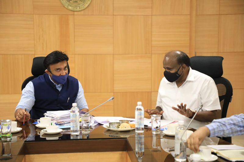 HD Kumaraswamy Meets Minister Dr Sudhakar over rajeev gandhi VV In Ramanagara rbj
