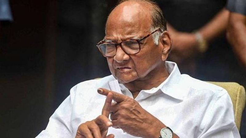 இந்நிலையில், ராகுல் டிராவிட் 2007 ஒருநாள் உலக கோப்பை தோல்விக்கு பிறகு இந்திய அணியின் கேப்டன்சியிலிருந்து விலகியதையடுத்து, கேப்டனாக தோனி நியமிக்கப்பட்டார். தோனியை கேப்டனாக்க பரிந்துரைத்தது யார் என்று, அந்த காலக்கட்டத்தில்(2005-2008) பிசிசிஐ தலைவராக இருந்த ஷரத் பவார் தெரிவித்துள்ளார்.
