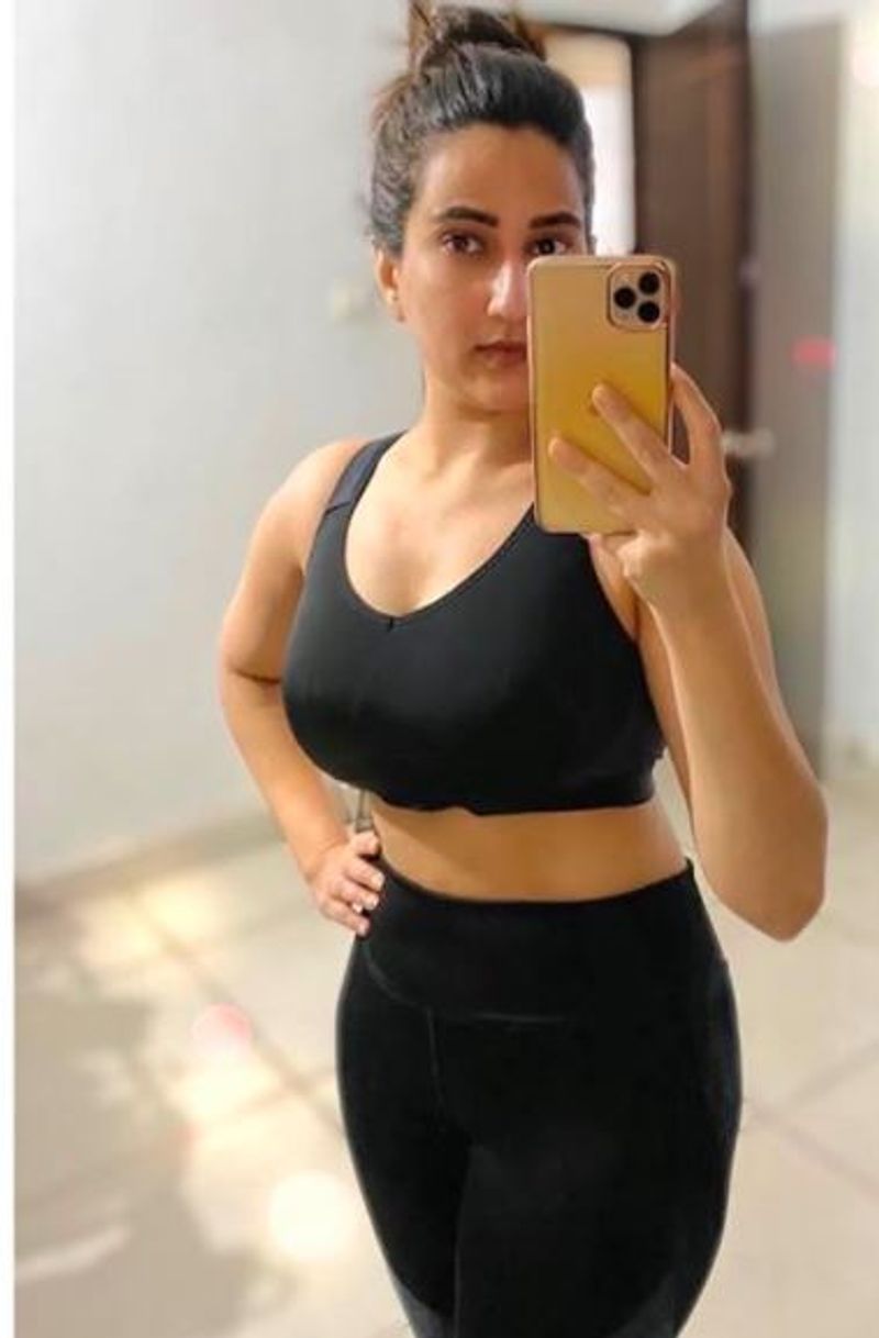 Hot Anchor Manjusha Pictures Go Viral Over The Internet