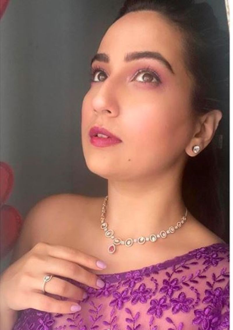 Hot Anchor Manjusha Pictures Go Viral Over The Internet