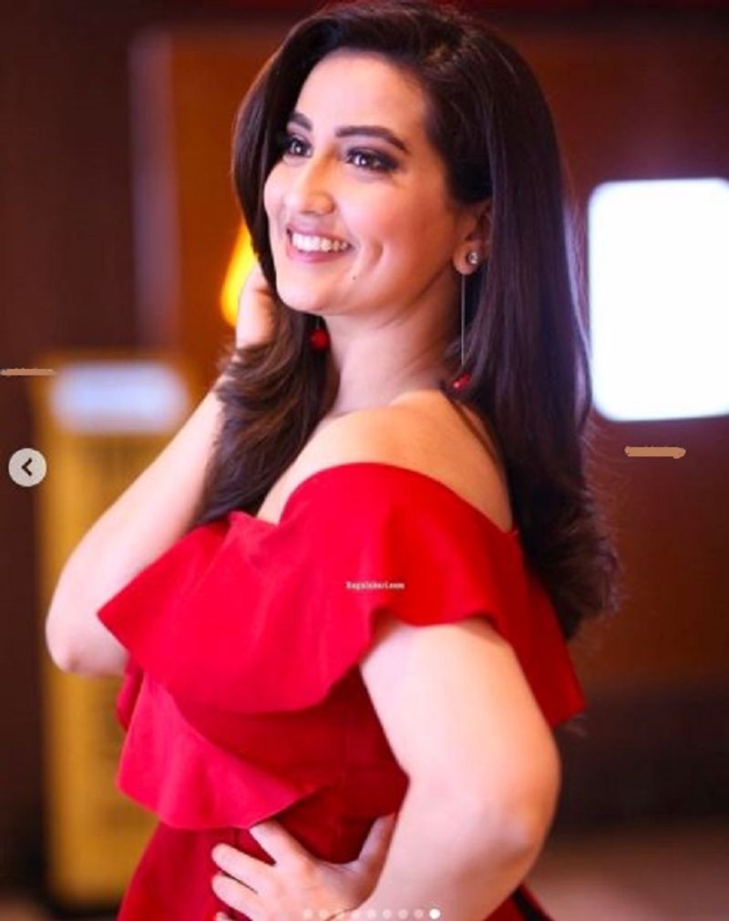 Hot Anchor Manjusha Pictures Go Viral Over The Internet