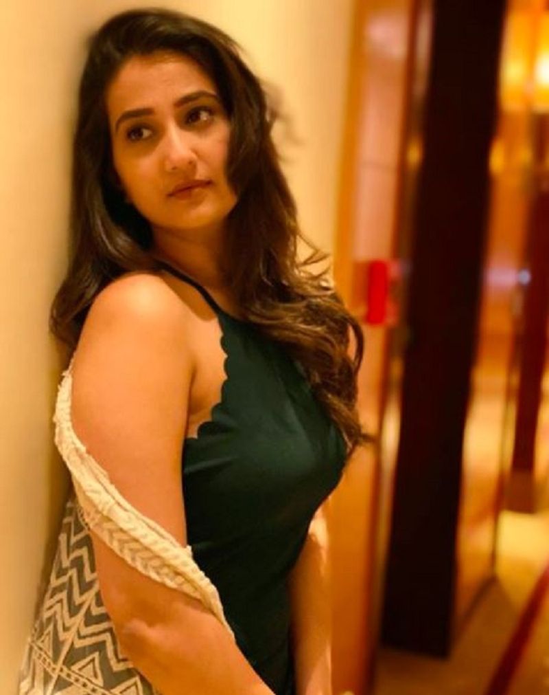 Hot Anchor Manjusha Pictures Go Viral Over The Internet