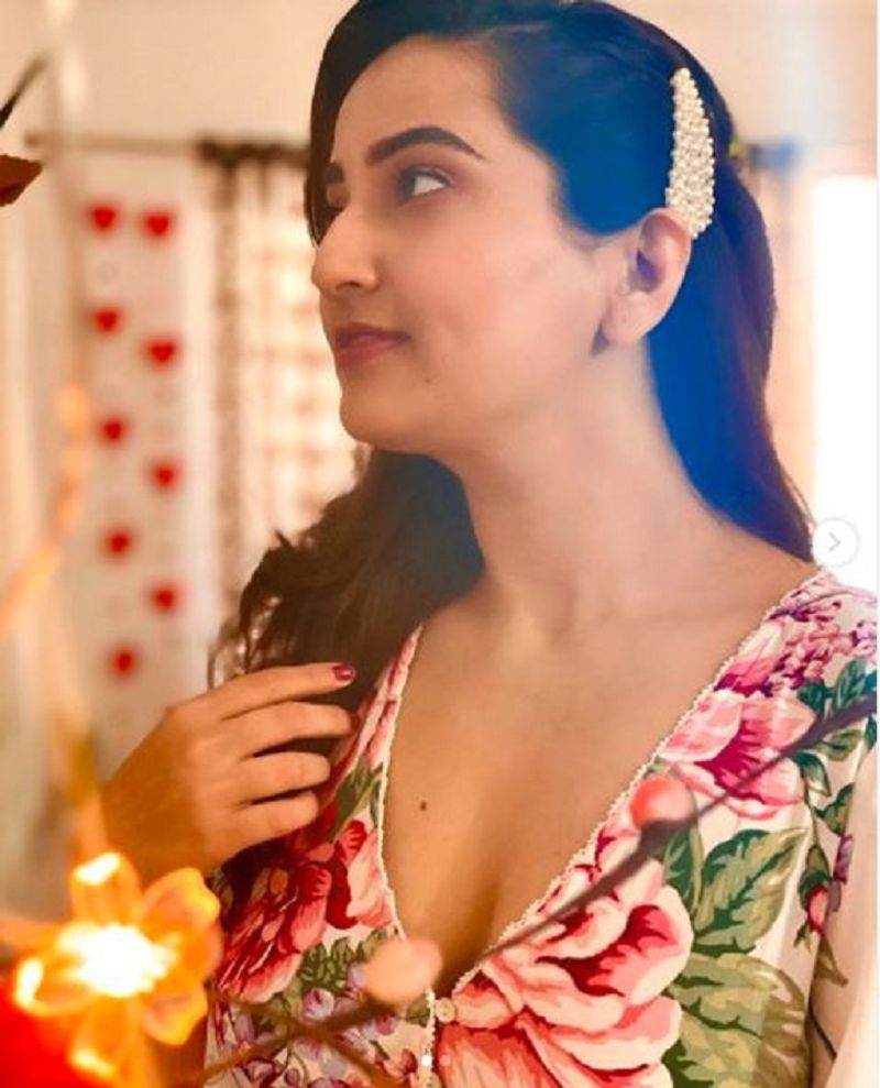 Hot Anchor Manjusha Pictures Go Viral Over The Internet