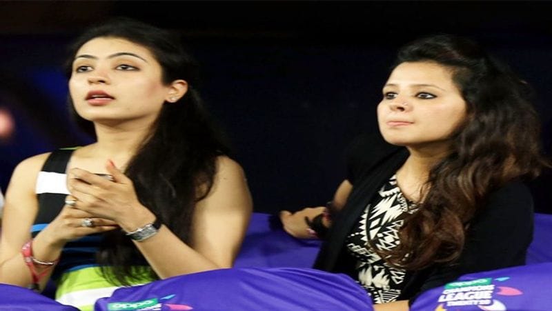 नताशा के क्रिकेट ना पसंद करने का एक और नमूना आईपीएल के एक मैच में देखने को मिला था। गौतम गंभीर ने नताशा को दिल्ली और मुंबई के बीच एक आईपीएल मैच देखने को इन्वाइट किया। गौतम उस वक्त दिल्ली डेयरडेविल्स के लिए खेलते थे। नताशा ने उस मैच के दौरान स्टैंड में खड़े होकर मुंबई इंडियंस का झंडा पकड़ लिया था।