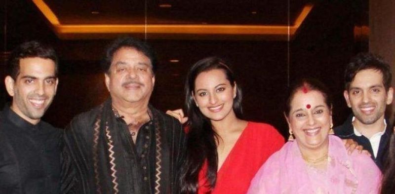 बताते चले कि बॉलीवुड अभिनेता शत्रुघ्न सिन्हा के दो जुड़वा बेटे हैं। जिनका नाम लव सिन्हा और कुश सिन्हा है, जिनका जन्म 5 जून 1983 को हुआ था, जबकि एक बेटी एक्ट्रेस सोनाक्षी सिन्हा हैं।
( फाइल फोटो-शत्रुघ्न सिन्हा का परिवार)