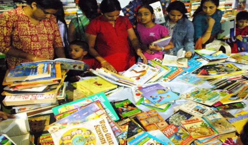 बचपन में हम सभी को कॉमिक्स पढ़ने का शौक था। आज से 20 साल पहले टीवी पर कार्टून देखने से ज्यादा हम किताबें ही पढ़ते थे। 