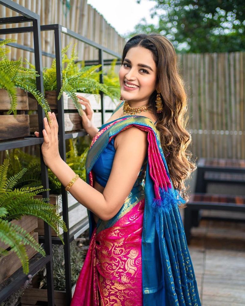 naughty poses of nidhi agarwal in saree latest photos goes viral ksr