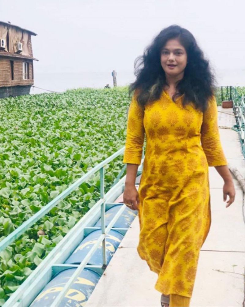manju pillai new glamour look for yellow dress