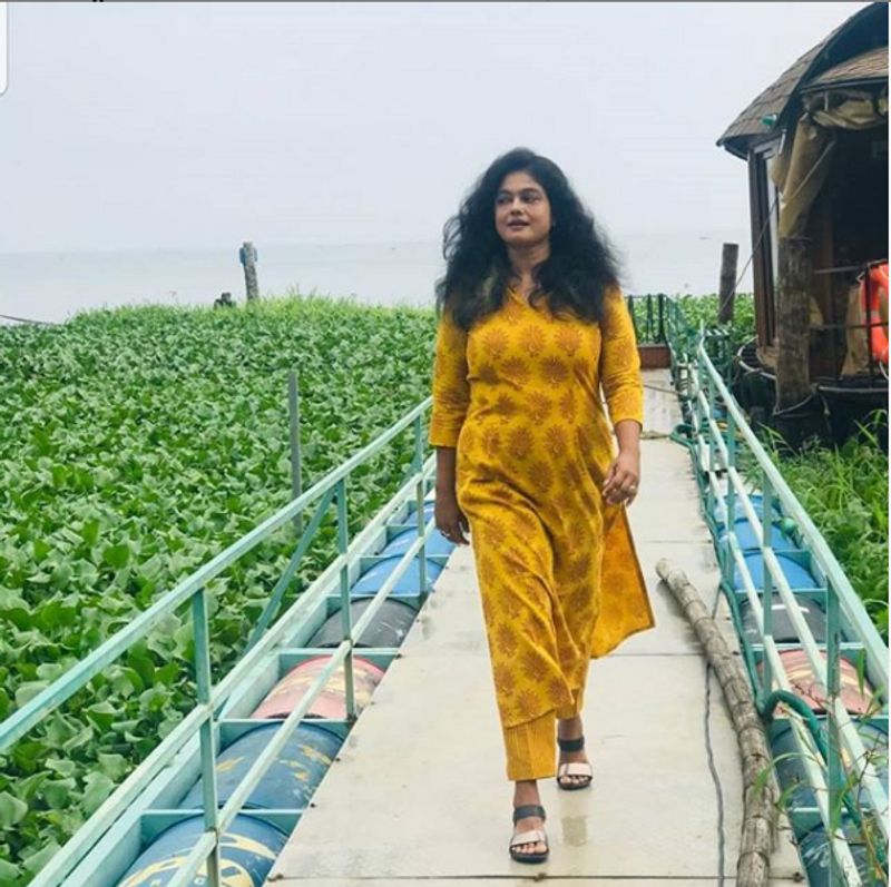 manju pillai new glamour look for yellow dress
