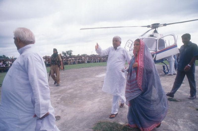 लालू प्रसाद यादव साल 1990 में बिहार के मुख्यमंत्री बने थे, लेकिन चारा घोटाले में भ्रष्टाचार के आरोपों के कारण 1997 में इस्तीफा देना पड़ा था। ऐसी स्थिति में राबड़ी देवी को राजनीति में इंट्री लेनी पड़ी थी।
(फाइल फोटो)